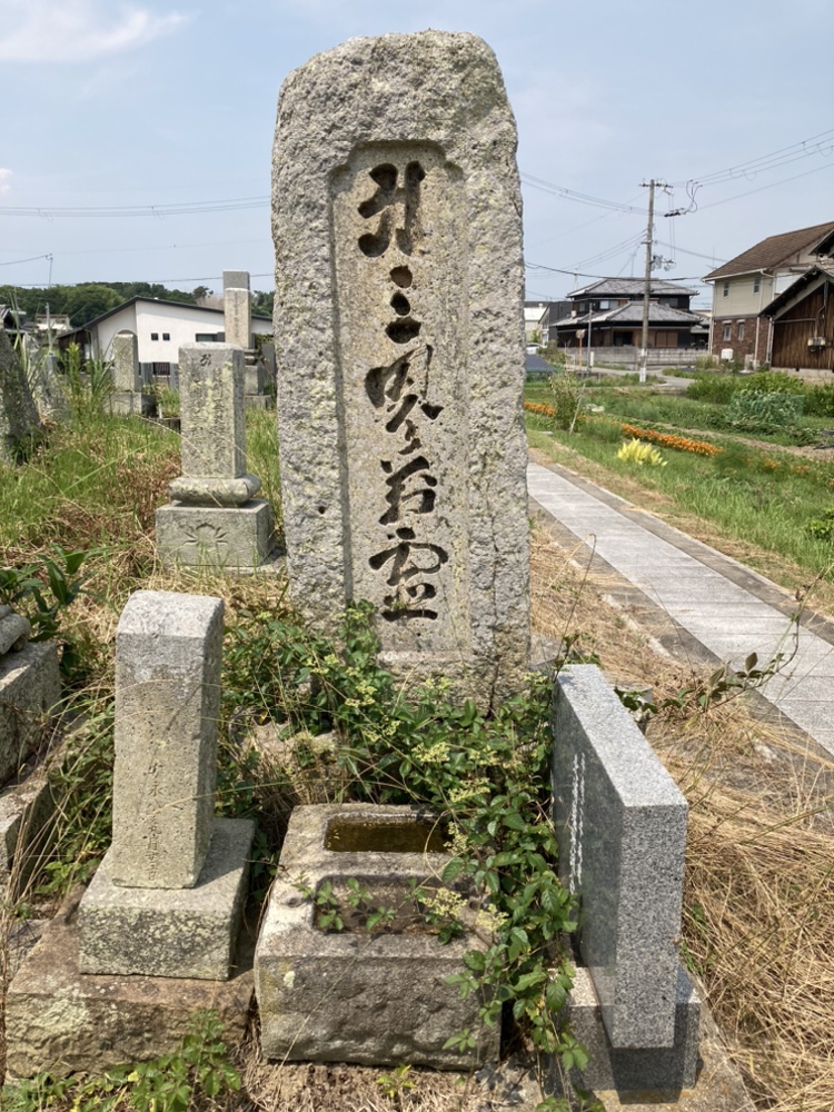 北浦墓地の寸倍石と立石